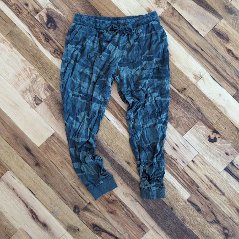 Splendid lakeside jogger in camo size M